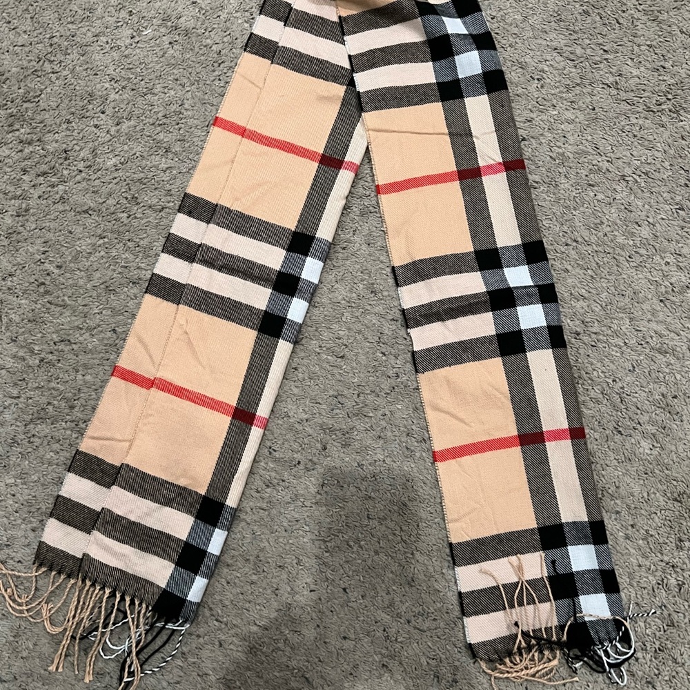 Brand New Never Used Giant Icon Checked Scarf